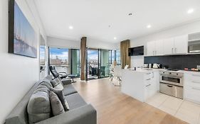 Sun Soaked Corner Apartment With Harbour View